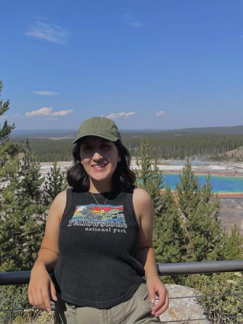 Alondra in front of mountain 